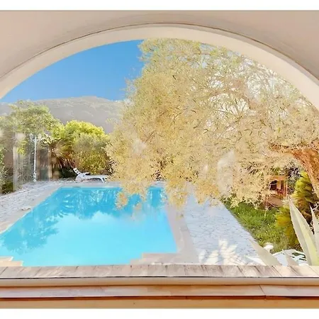 Provencal Parenthesis Apartment